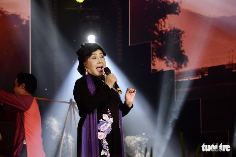 Hoài Linh diễn kịch; Minh Vương, Lệ Thủy hát vọng cổ gây quỹ giúp trẻ mồ côi - Ảnh 6. Hoài Linh diễn kịch; Minh Vương, Lệ Thủy hát vọng cổ gây quỹ giúp trẻ mồ côi - Ảnh 6.