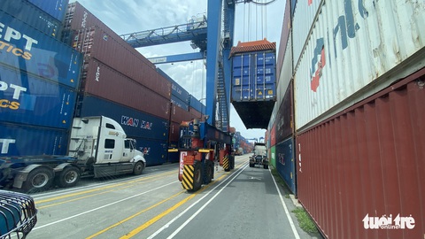 Nỗi ám ảnh của tài xế xe container: Chạy trăm kilômet mất 6 giờ - Ảnh 5. Nỗi ám ảnh của tài xế xe container: Chạy trăm kilômet mất 6 giờ - Ảnh 5.
