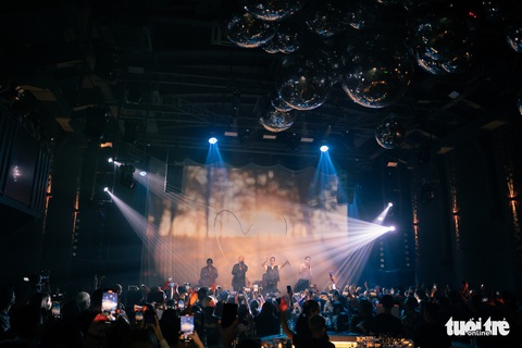 Da LAB bùng nổ với 15 ca khúc trong live show ra mắt MV mới - Ảnh 7. Da LAB bùng nổ với 15 ca khúc trong live show ra mắt MV mới - Ảnh 7.