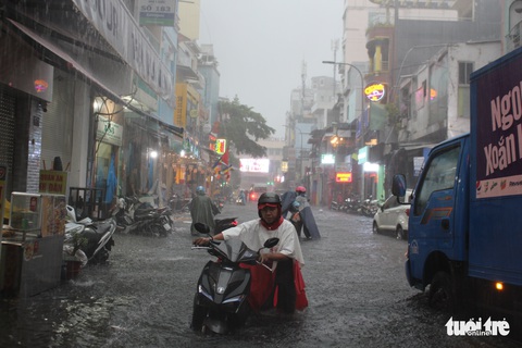 Thời tiết ngày 30-10: Nam Bộ, Tây Nguyên trời âm u do rãnh áp thấp nối với bão số 7 - Ảnh 1. Thời tiết ngày 30-10: Nam Bộ, Tây Nguyên trời âm u do rãnh áp thấp nối với bão số 7 - Ảnh 1.