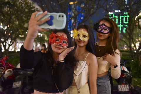 Bạn trẻ TP.HCM xuống phố dạo chơi Halloween dịp cuối tuần - Ảnh 1. Bạn trẻ TP.HCM xuống phố dạo chơi Halloween dịp cuối tuần - Ảnh 1.
