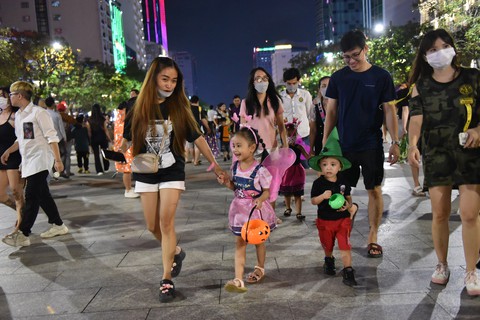 Bạn trẻ TP.HCM xuống phố dạo chơi Halloween dịp cuối tuần - Ảnh 4. Bạn trẻ TP.HCM xuống phố dạo chơi Halloween dịp cuối tuần - Ảnh 4.