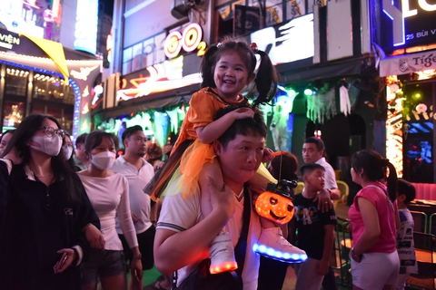 Bạn trẻ TP.HCM xuống phố dạo chơi Halloween dịp cuối tuần - Ảnh 6. Bạn trẻ TP.HCM xuống phố dạo chơi Halloween dịp cuối tuần - Ảnh 6.