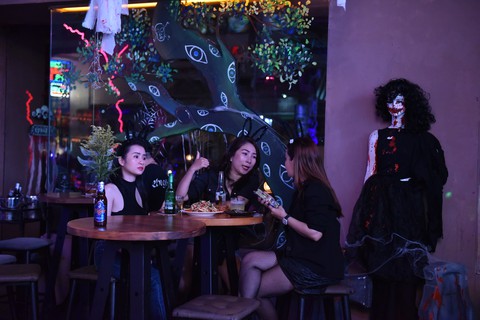 Bạn trẻ TP.HCM xuống phố dạo chơi Halloween dịp cuối tuần - Ảnh 7. Bạn trẻ TP.HCM xuống phố dạo chơi Halloween dịp cuối tuần - Ảnh 7.