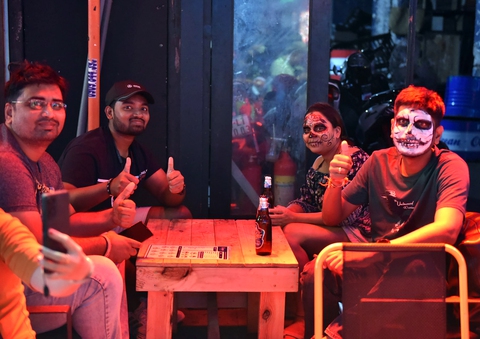 Bạn trẻ TP.HCM xuống phố dạo chơi Halloween dịp cuối tuần - Ảnh 9. Bạn trẻ TP.HCM xuống phố dạo chơi Halloween dịp cuối tuần - Ảnh 9.