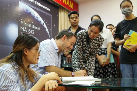 Nhà văn Michel Bussi: Tôi sẽ giới thiệu Hà Nội trong một tiểu thuyết - Ảnh 1. Nhà văn Michel Bussi: Tôi sẽ giới thiệu Hà Nội trong một tiểu thuyết - Ảnh 1.