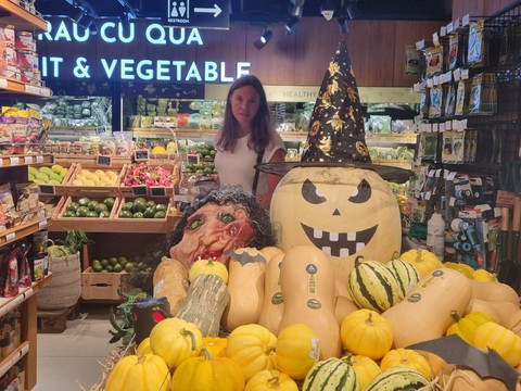 Nhiều người Việt chi tiền triệu chơi Halloween, dịch vụ ăn theo nở rộ - Ảnh 1. Nhiều người Việt chi tiền triệu chơi Halloween, dịch vụ ăn theo nở rộ - Ảnh 1.