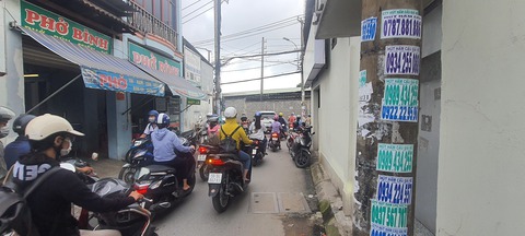‘Dán bậy’ khắp nơi: Đâu để hoành hành hoài vậy được? - Ảnh 3. ‘Dán bậy’ khắp nơi: Đâu để hoành hành hoài vậy được? - Ảnh 3.