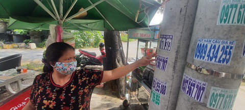 ‘Dán bậy’ khắp nơi: Đâu để hoành hành hoài vậy được? - Ảnh 5. ‘Dán bậy’ khắp nơi: Đâu để hoành hành hoài vậy được? - Ảnh 5.