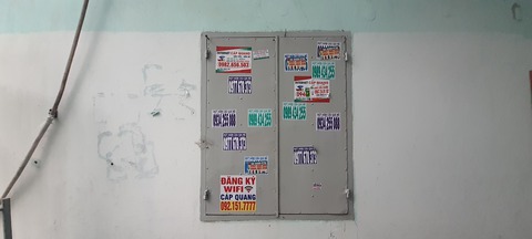 ‘Dán bậy’ khắp nơi: Đâu để hoành hành hoài vậy được? - Ảnh 6. ‘Dán bậy’ khắp nơi: Đâu để hoành hành hoài vậy được? - Ảnh 6.
