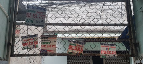 Sở VH-TT TP.HCM nói có nạn gài dao lam, móc câu chống bóc dỡ quảng cáo bẩn - Ảnh 4. Sở VH-TT TP.HCM nói có nạn gài dao lam, móc câu chống bóc dỡ quảng cáo bẩn - Ảnh 4.