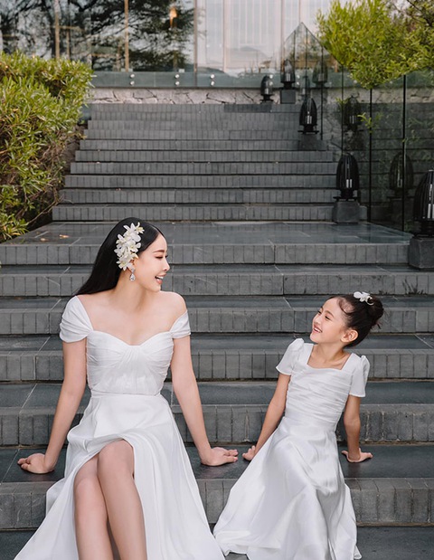 Con gái 7 tuổi xinh như thiên thần của Hà Kiều Anh - Ảnh 4. Con gái 7 tuổi xinh như thiên thần của Hà Kiều Anh - Ảnh 4.