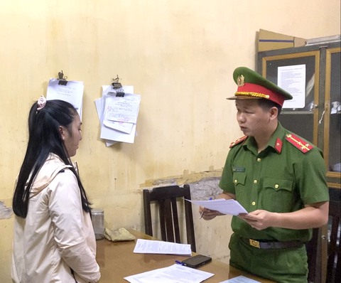Bắt nữ giám đốc lợi dụng ‘chuyến bay giải cứu’ để lừa đảo - Ảnh 1. Bắt nữ giám đốc lợi dụng ‘chuyến bay giải cứu’ để lừa đảo - Ảnh 1.