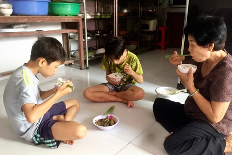 Hơi ấm người dưng: Kỳ 8: Bà cụ mót củi, nuôi hai trẻ bị bỏ rơi - Ảnh 1. Hơi ấm người dưng: Kỳ 8: Bà cụ mót củi, nuôi hai trẻ bị bỏ rơi - Ảnh 1.