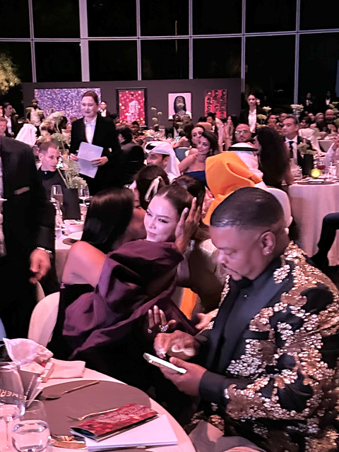 Hú hồn: ‘Báo đen’ Naomi Campbell ôm hôn Lý Nhã Kỳ thắm thiết - Ảnh 4. Hú hồn: ‘Báo đen’ Naomi Campbell ôm hôn Lý Nhã Kỳ thắm thiết - Ảnh 4.