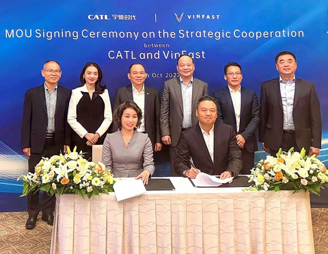 Tỉ phú Phạm Nhật Vượng sang Nhật ký hợp tác phát triển xe điện - Ảnh 1. Tỉ phú Phạm Nhật Vượng sang Nhật ký hợp tác phát triển xe điện - Ảnh 1.