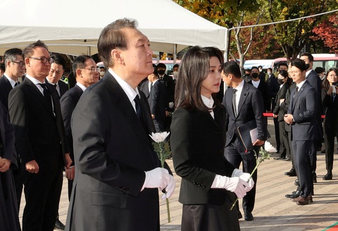 Quốc tang ở Hàn Quốc dành cho nạn nhân vụ giẫm đạp - Ảnh 2. Quốc tang ở Hàn Quốc dành cho nạn nhân vụ giẫm đạp - Ảnh 2.