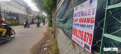Sở VH-TT TP.HCM nói có nạn gài dao lam, móc câu chống bóc dỡ quảng cáo bẩn - Ảnh 1. Sở VH-TT TP.HCM nói có nạn gài dao lam, móc câu chống bóc dỡ quảng cáo bẩn - Ảnh 1.