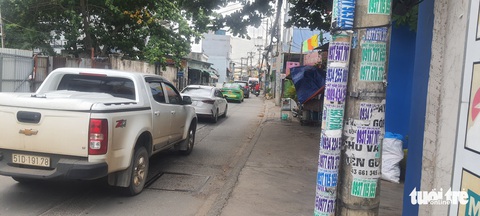 Sở VH-TT TP.HCM nói có nạn gài dao lam, móc câu chống bóc dỡ quảng cáo bẩn - Ảnh 3. Sở VH-TT TP.HCM nói có nạn gài dao lam, móc câu chống bóc dỡ quảng cáo bẩn - Ảnh 3.