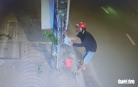 Điều tra thâm nhập lò dán bậy - Kỳ 1: Theo chân thợ dán quảng cáo lôi kéo khách hàng - Ảnh 8. Điều tra thâm nhập lò dán bậy - Kỳ 1: Theo chân thợ dán quảng cáo lôi kéo khách hàng - Ảnh 8.