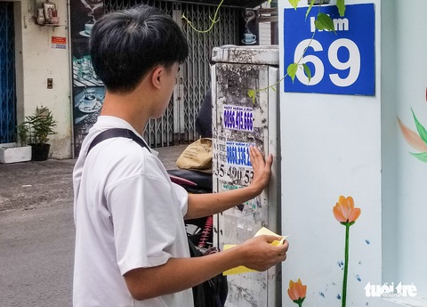 Điều tra thâm nhập lò dán bậy - Kỳ 1: Theo chân thợ dán quảng cáo lôi kéo khách hàng - Ảnh 5. Điều tra thâm nhập lò dán bậy - Kỳ 1: Theo chân thợ dán quảng cáo lôi kéo khách hàng - Ảnh 5.