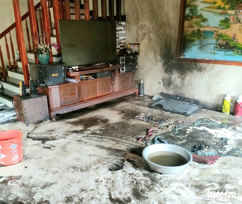 Ba người con gái mang xăng đốt nhà mẹ đẻ: Xin chia đất, mất tình thân - Ảnh 2. Ba người con gái mang xăng đốt nhà mẹ đẻ: Xin chia đất, mất tình thân - Ảnh 2.