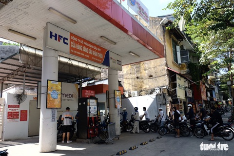 Nhiều cây xăng ở Hà Nội bán cầm chừng, quản lý thị trường nói không phải găm hàng - Ảnh 6. Nhiều cây xăng ở Hà Nội bán cầm chừng, quản lý thị trường nói không phải găm hàng - Ảnh 6.