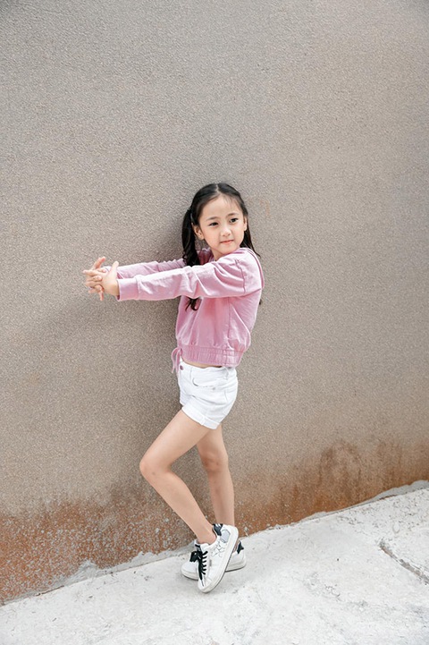 Con gái 7 tuổi xinh như thiên thần của Hà Kiều Anh - Ảnh 7. Con gái 7 tuổi xinh như thiên thần của Hà Kiều Anh - Ảnh 7.