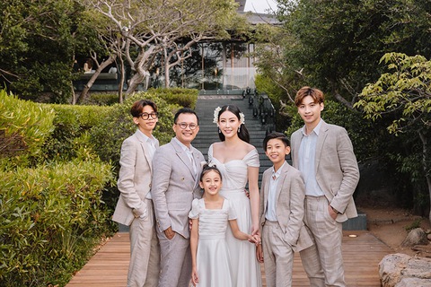 Con gái 7 tuổi xinh như thiên thần của Hà Kiều Anh - Ảnh 9. Con gái 7 tuổi xinh như thiên thần của Hà Kiều Anh - Ảnh 9.