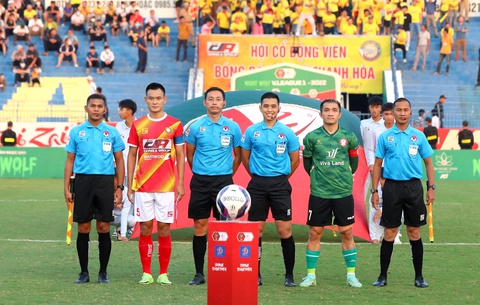 Tổ trọng tài người Thái Lan, Malaysia được mời làm nhiệm vụ tại vòng 23 V-League 2022 - Ảnh 1. Tổ trọng tài người Thái Lan, Malaysia được mời làm nhiệm vụ tại vòng 23 V-League 2022 - Ảnh 1.