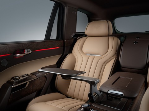 Hãng xe quốc dân Nga ra mắt SUV cạnh tranh Rolls-Royce Cullinan, giá đắt gấp rưỡi - Ảnh 12. Hãng xe quốc dân Nga ra mắt SUV cạnh tranh Rolls-Royce Cullinan, giá đắt gấp rưỡi - Ảnh 12.