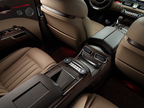Hãng xe quốc dân Nga ra mắt SUV cạnh tranh Rolls-Royce Cullinan, giá đắt gấp rưỡi - Ảnh 3. Hãng xe quốc dân Nga ra mắt SUV cạnh tranh Rolls-Royce Cullinan, giá đắt gấp rưỡi - Ảnh 3.