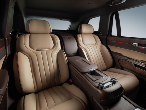 Hãng xe quốc dân Nga ra mắt SUV cạnh tranh Rolls-Royce Cullinan, giá đắt gấp rưỡi - Ảnh 14. Hãng xe quốc dân Nga ra mắt SUV cạnh tranh Rolls-Royce Cullinan, giá đắt gấp rưỡi - Ảnh 14.
