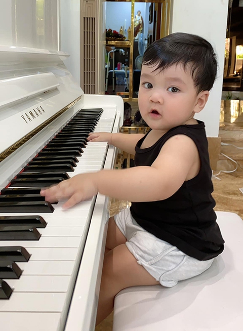 Tan chảy với loạt khoảnh khắc đáng yêu của con trai Đàm Vĩnh Hưng - Ảnh 8. Tan chảy với loạt khoảnh khắc đáng yêu của con trai Đàm Vĩnh Hưng - Ảnh 8.