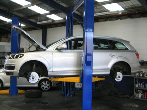 Chủ xe Audi Q7 ‘đứng hình’ khi nghe số tiền cần chi chỉ để sửa lỗi rò dầu - Ảnh 1. Chủ xe Audi Q7 ‘đứng hình’ khi nghe số tiền cần chi chỉ để sửa lỗi rò dầu - Ảnh 1.