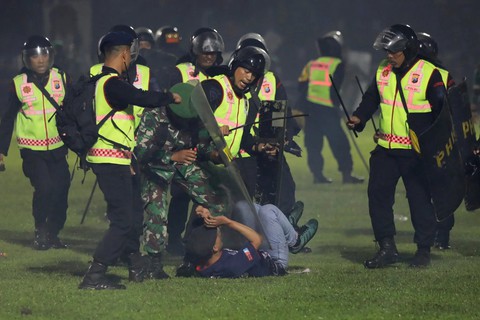 Liên đoàn Bóng đá Indonesia ra án phạt với Arema FC sau thảm kịch chết 125 người - Ảnh 1. Liên đoàn Bóng đá Indonesia ra án phạt với Arema FC sau thảm kịch chết 125 người - Ảnh 1.