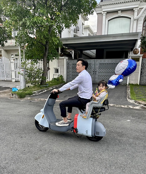 Ảnh vui sao Việt 4-10: Con gái quấn quýt Cường Đôla - Ảnh 1. Ảnh vui sao Việt 4-10: Con gái quấn quýt Cường Đôla - Ảnh 1.