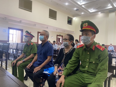 Mời bác sĩ khám cho bị cáo Dương Thị Bạch Diệp tại tòa - Ảnh 1. Mời bác sĩ khám cho bị cáo Dương Thị Bạch Diệp tại tòa - Ảnh 1.