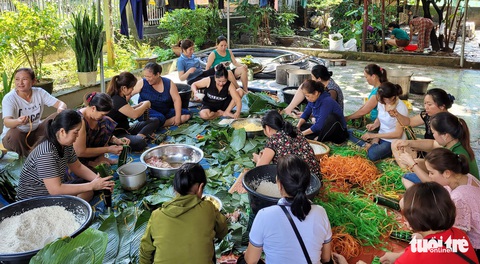 Xuyên đêm nấu xôi, gói bánh gửi bà con vùng lũ quét - Ảnh 1. Xuyên đêm nấu xôi, gói bánh gửi bà con vùng lũ quét - Ảnh 1.
