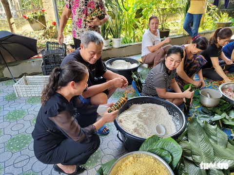 Xuyên đêm nấu xôi, gói bánh gửi bà con vùng lũ quét - Ảnh 2. Xuyên đêm nấu xôi, gói bánh gửi bà con vùng lũ quét - Ảnh 2.