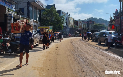 Xuyên đêm nấu xôi, gói bánh gửi bà con vùng lũ quét - Ảnh 6. Xuyên đêm nấu xôi, gói bánh gửi bà con vùng lũ quét - Ảnh 6.
