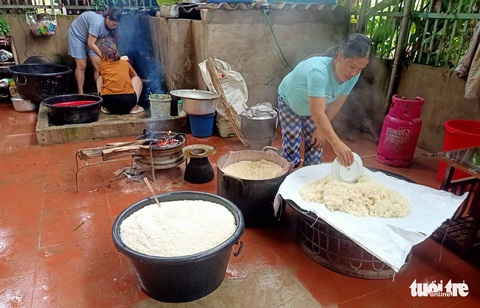 Xuyên đêm nấu xôi, gói bánh gửi bà con vùng lũ quét - Ảnh 4. Xuyên đêm nấu xôi, gói bánh gửi bà con vùng lũ quét - Ảnh 4.