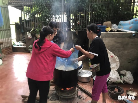 Xuyên đêm nấu xôi, gói bánh gửi bà con vùng lũ quét - Ảnh 3. Xuyên đêm nấu xôi, gói bánh gửi bà con vùng lũ quét - Ảnh 3.