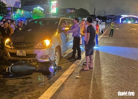 Tạm giữ tài xế gây tai nạn, kéo lê xe máy 2km - Ảnh 1. Tạm giữ tài xế gây tai nạn, kéo lê xe máy 2km - Ảnh 1.