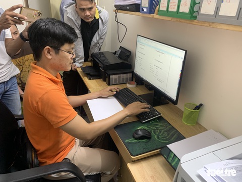 Triệt phá 2 nhóm chuyên làm giả căn cước gắn chip, sổ hồng, bằng đại học - Ảnh 5. Triệt phá 2 nhóm chuyên làm giả căn cước gắn chip, sổ hồng, bằng đại học - Ảnh 5.