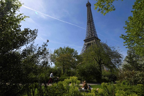 Pháp hủy bỏ kế hoạch chặt cây và xây cửa hàng dưới chân Tháp Eiffel - Ảnh 1. Pháp hủy bỏ kế hoạch chặt cây và xây cửa hàng dưới chân Tháp Eiffel - Ảnh 1.