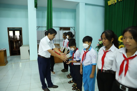 Góp sức nối dài ước mơ cho trẻ em nghèo đến trường - Ảnh 2. Góp sức nối dài ước mơ cho trẻ em nghèo đến trường - Ảnh 2.