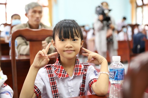 Góp sức nối dài ước mơ cho trẻ em nghèo đến trường - Ảnh 4. Góp sức nối dài ước mơ cho trẻ em nghèo đến trường - Ảnh 4.