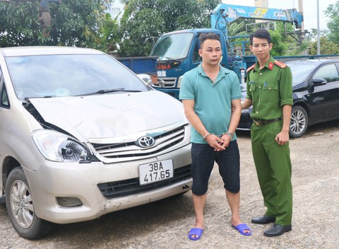 Tạm giữ tài xế gây tai nạn, kéo lê xe máy 2km - Ảnh 2. Tạm giữ tài xế gây tai nạn, kéo lê xe máy 2km - Ảnh 2.