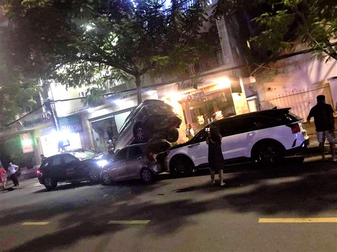 Truy tìm tài xế lái xe hơi tông liên hoàn 4 xe khác trên đường phố Nha Trang - Ảnh 2. Truy tìm tài xế lái xe hơi tông liên hoàn 4 xe khác trên đường phố Nha Trang - Ảnh 2.